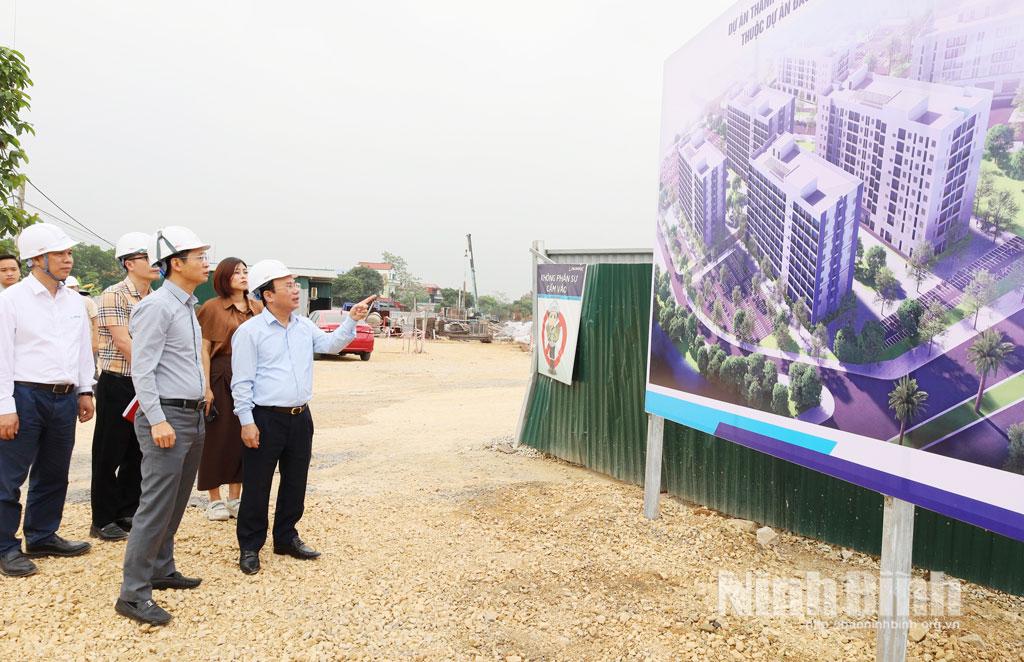 Deputy Minister of Construction Nguyen Van Sinh inspect construction progress at social housing project in Thanh Liem commune.