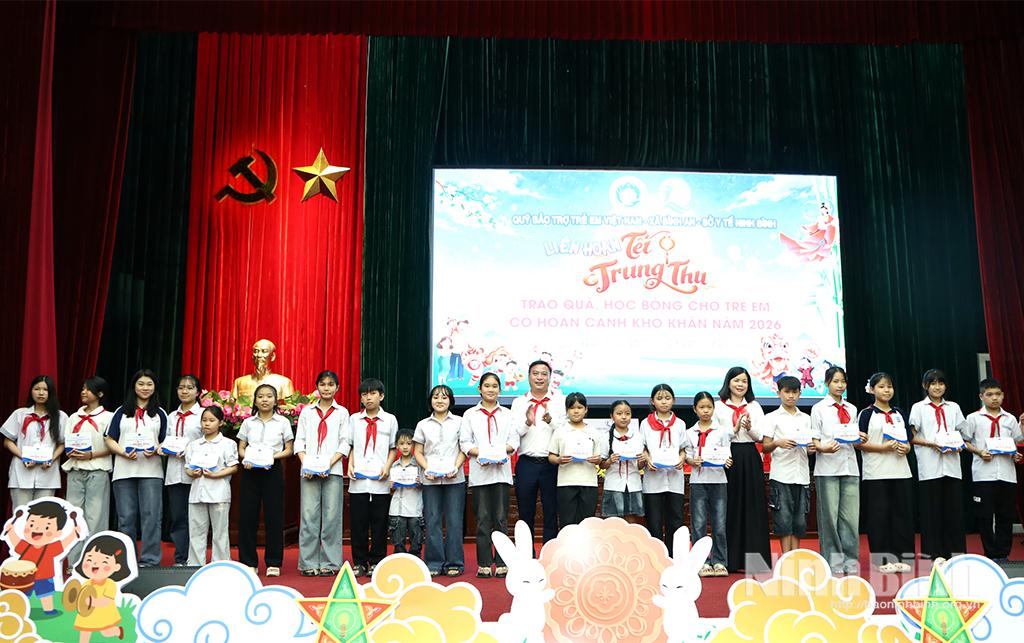 Director of the Vietnam Children’s Fund and Director of Ninh Binh Newspaper, Radio and Television present gifts to disadvantaged children in Binh An commune.