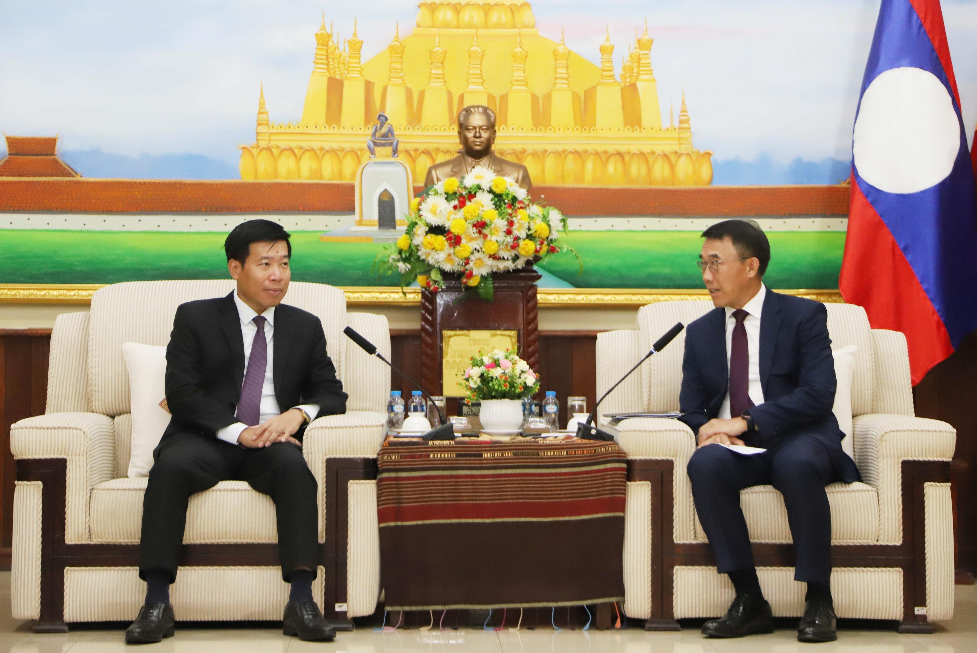 Acting Head of the Lao People's Revolutionary Party Central Committee (LPRPCC) Commission for External Relations Bounlua Phandanouvong receives Vietnamese Deputy Minister of Foreign Affairs Nguyen Manh Cuong (L) (Photo: VNA)
