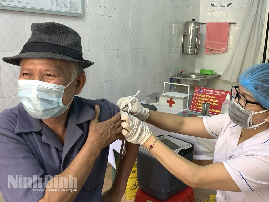 Nearly 20 percent of Ninh Binh's population inoculated against COVID-19