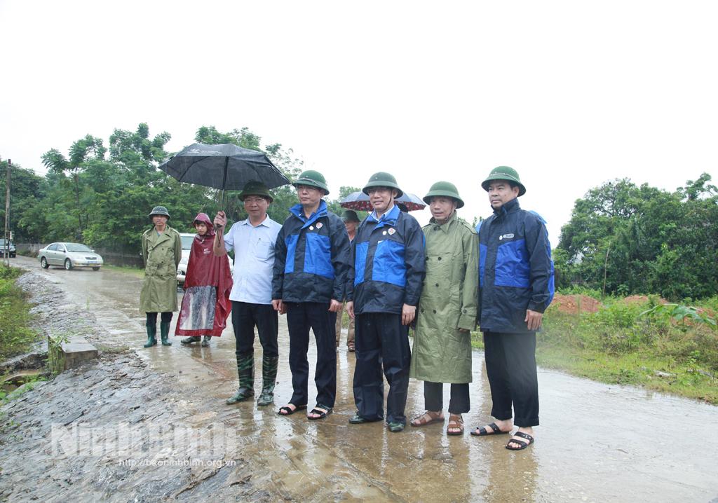 Ninh Binh's leader inspects flood prevention projects in Nho Quan district