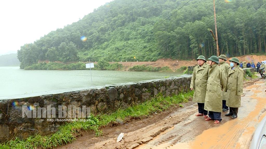 Chairman of provincial People's Committee inspects preparedness for coming storm in Gia Vien and Nho Quan districts