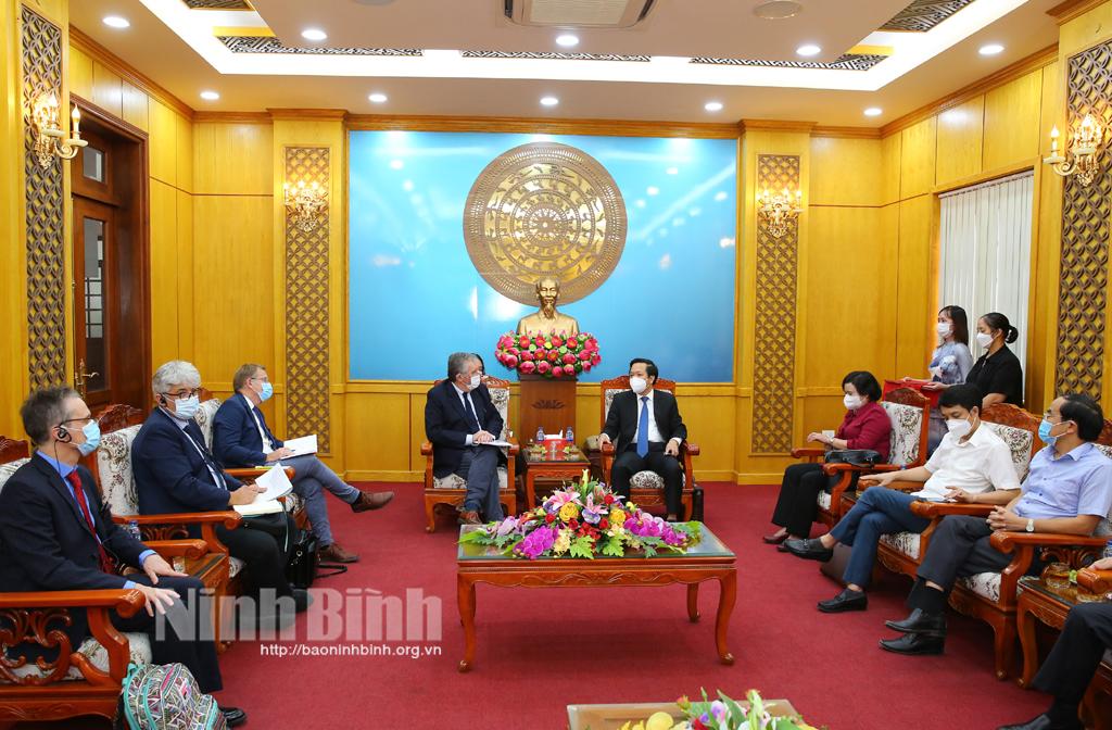 Chairman of provincial People's Committee works with French Development Agency's delegation