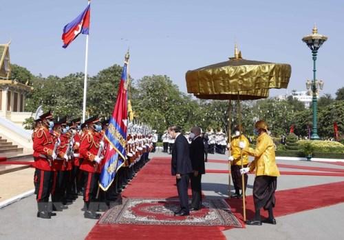 President Nguyen Xuan Phuc meets Cambodian legislative leaders