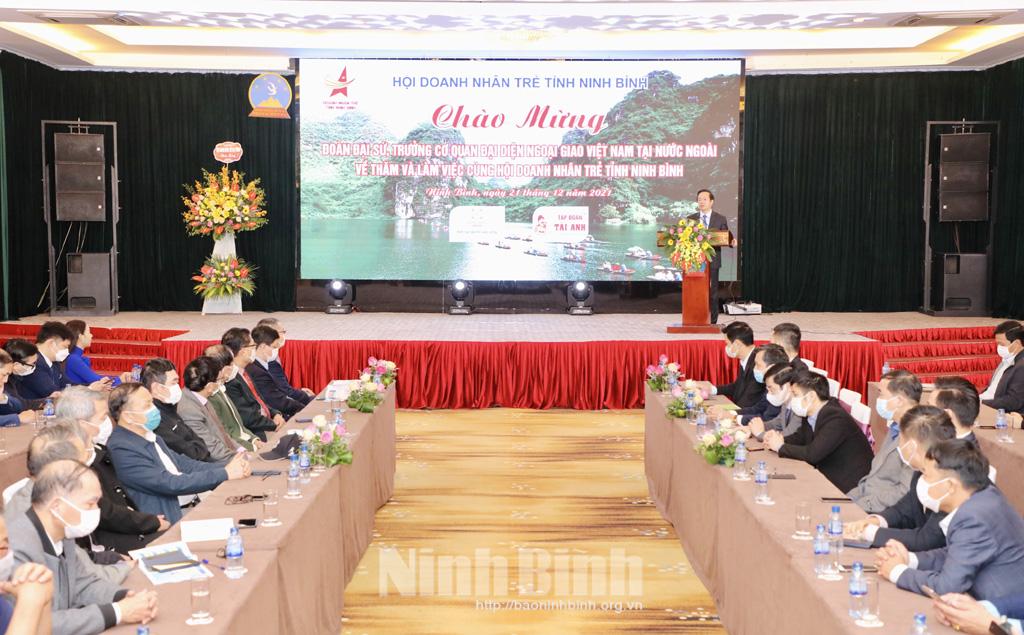 Meeting between Vietnamese Ambassadors to foreign countries and Ninh Binh young enterpreuners held