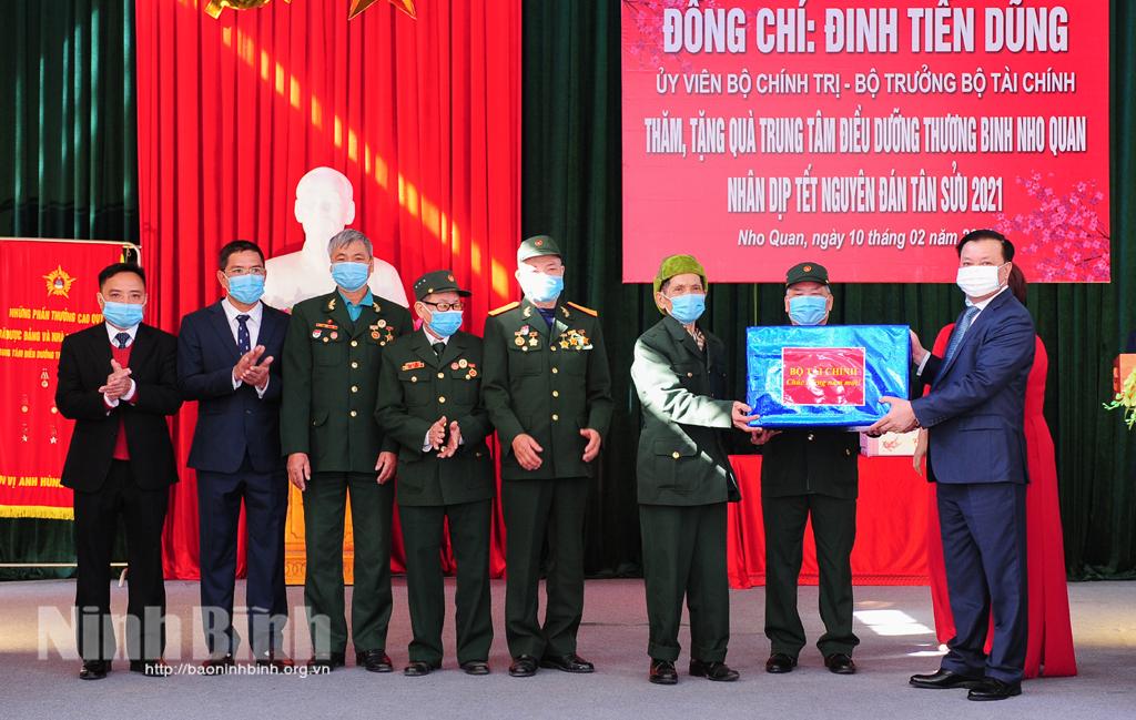 Finance Minister presents Tet gift to wounded soldiers, workers in Nho Quan Convalescent center