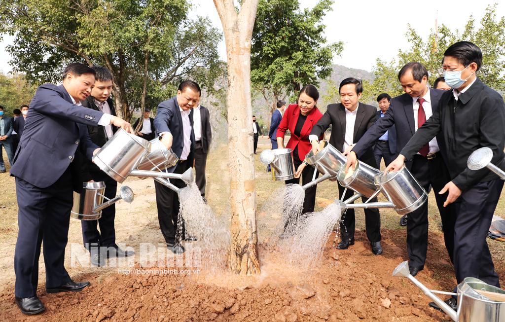 Finance Minister pays Tet visit to Ninh Binh province