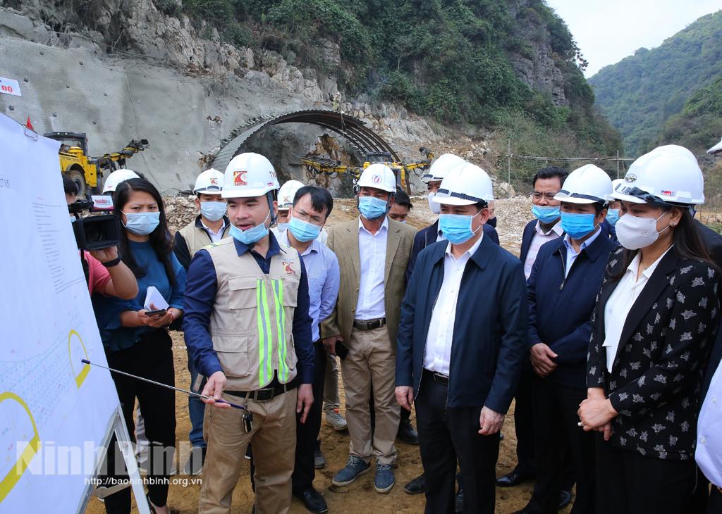 Transport Minister inspects progress of expressway sections running through Ninh Binh province