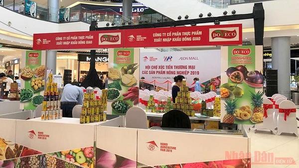 Promoting initiative and creativity in implementing OCOP programme