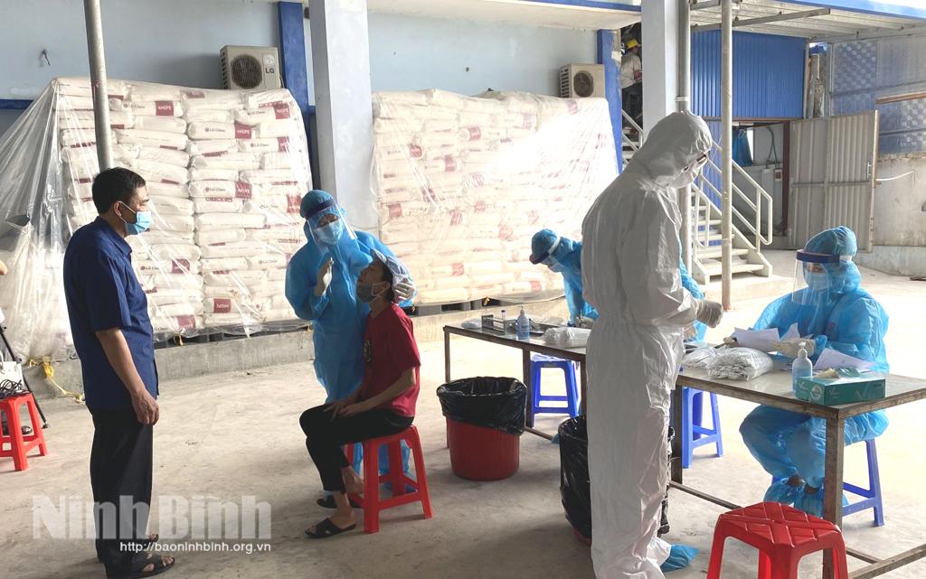 Ninh Binh conducts random COVID-19 testing for workers