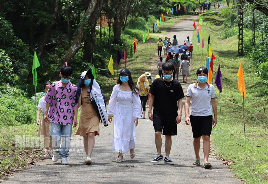 Local tourist destinations strictly implement COVID-19 preventive measures