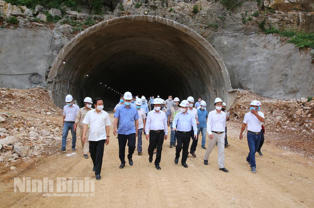 Deputy PM Thanh inspects construction of north-south expressway projects
