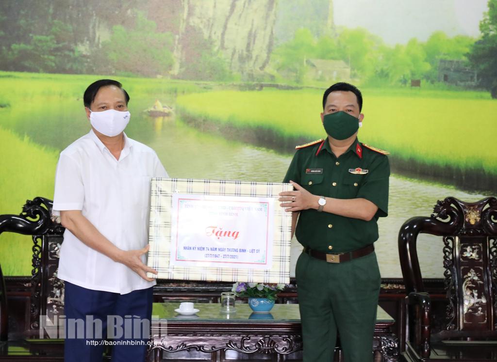 Provincial leaders visit and present gifts to war invalids