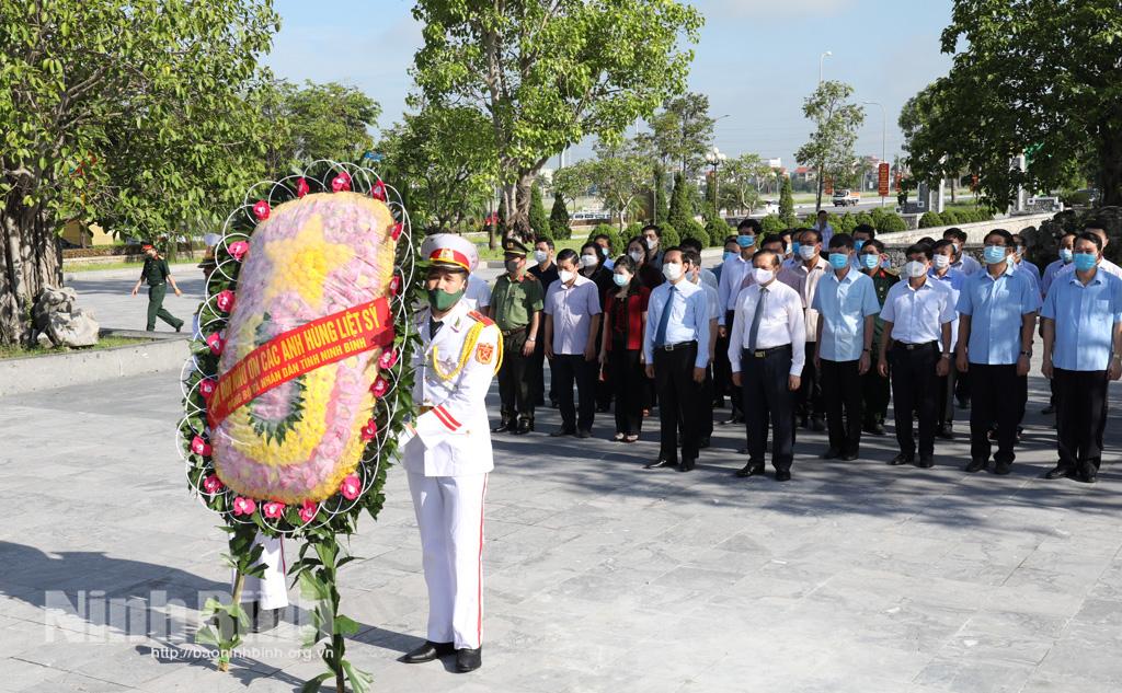 Ninh Binh leaders offer incense to commemorate heroic martyr
