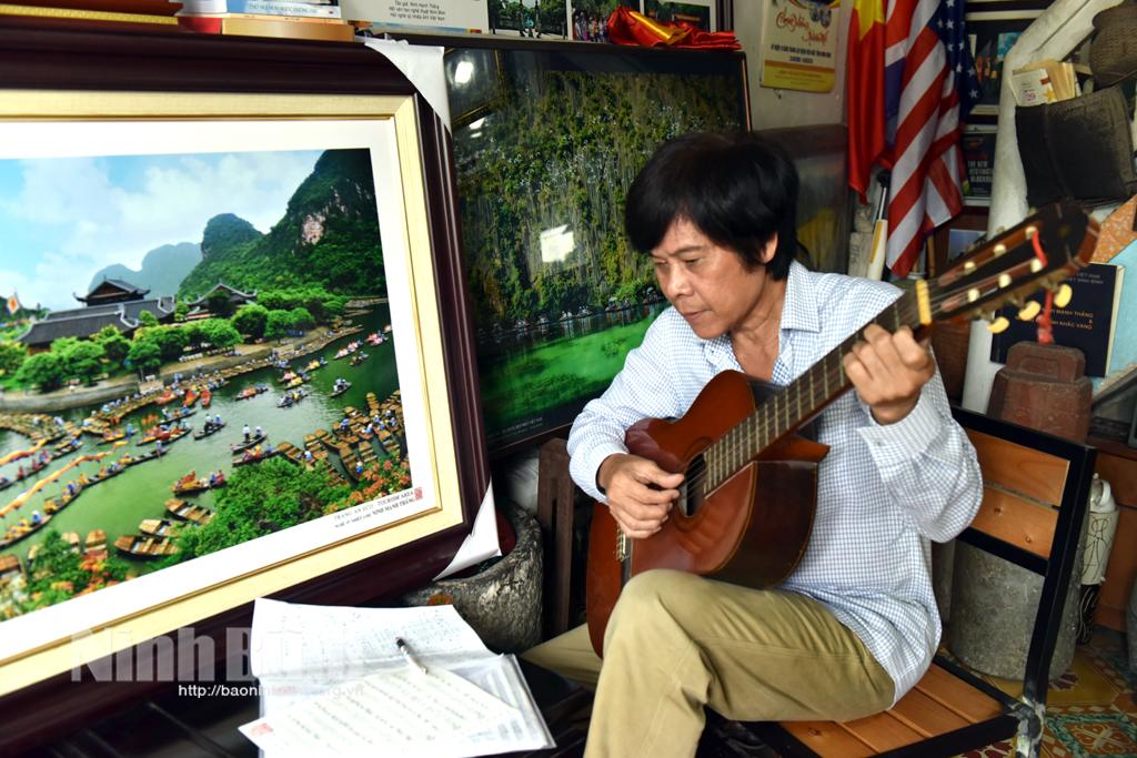 Tác giả Ninh Mạnh Thắng và bài hát "Con lên đường chống dịch mẹ ơi"