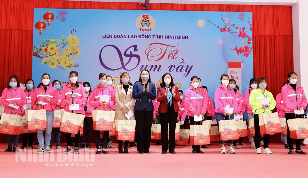 Party official presents Tet gifts to social policy beneficiaries in Ninh Binh