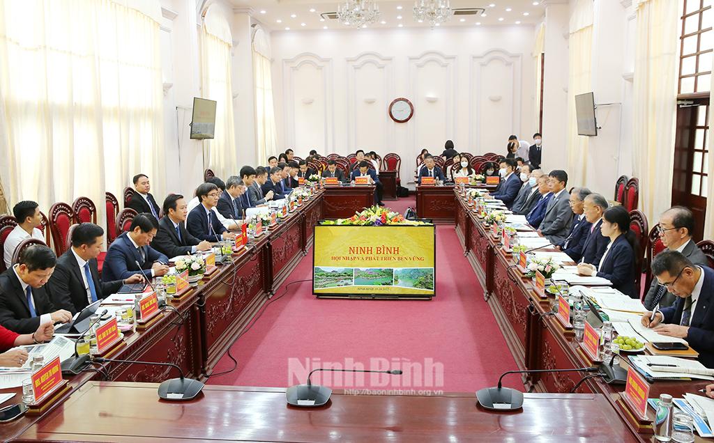 Chairman of Provincial People's Committee works with delegation from Japan's Saiki city
