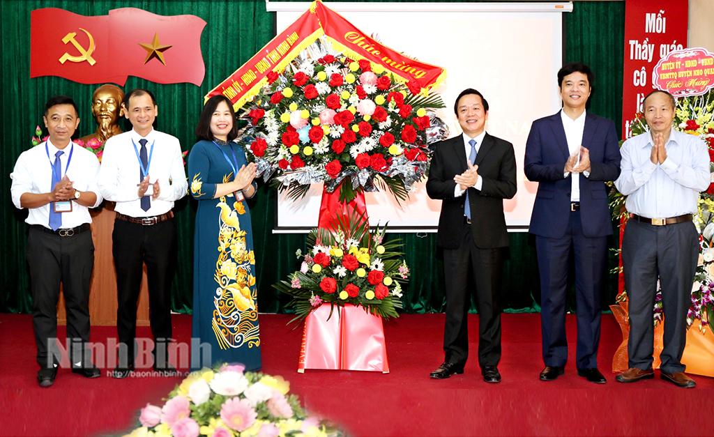Chairman of provincial People's Committee congratulates teachers on Vietnamese Teachers' Day