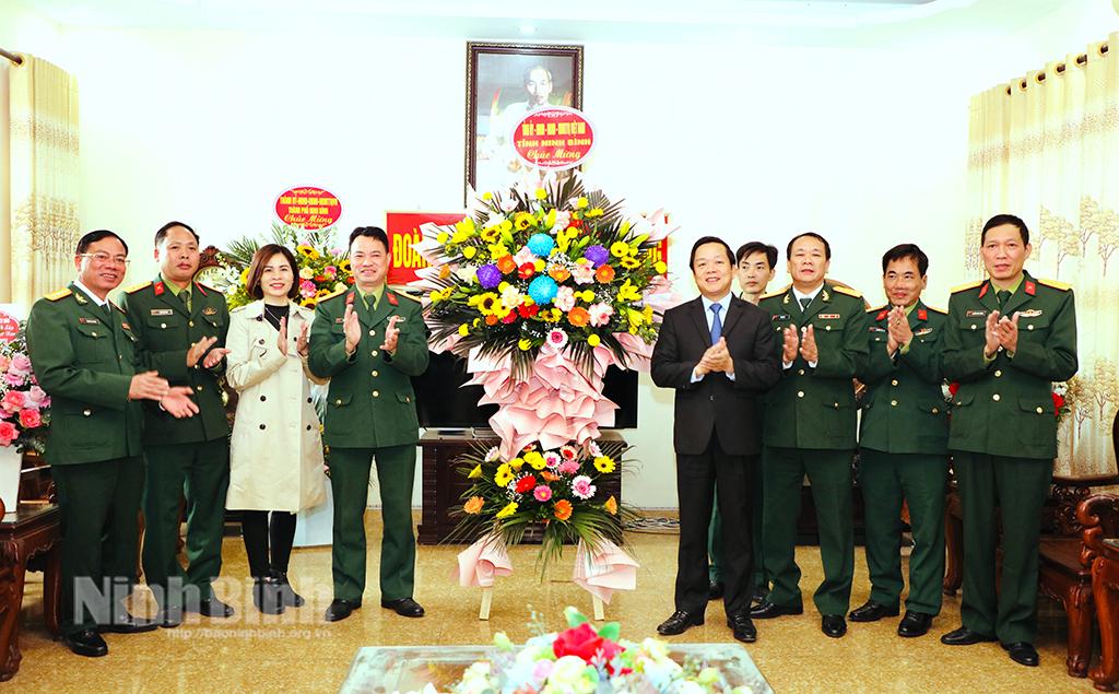 Chairman of provincial People's Committee congratulates Division 350