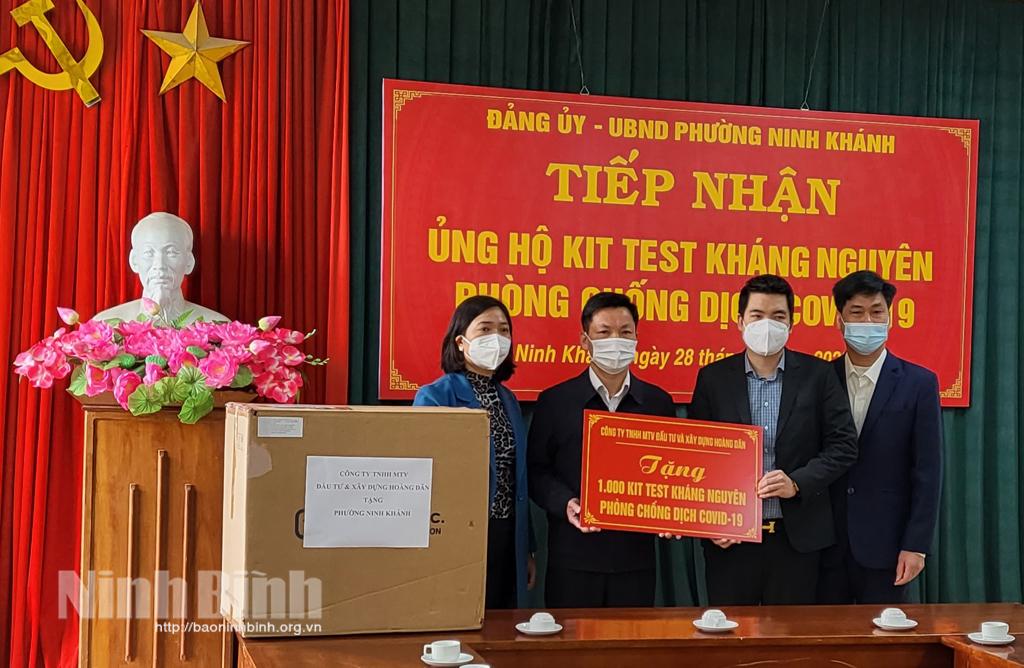 Local businesses donate 2,000 SARS-CoV-2 rapid test kits to Ninh Khanh ward