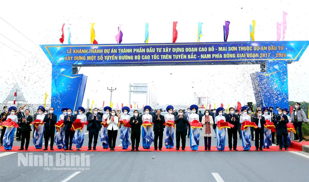 PM attends inauguration of Cao Bo-Mai Son expressway section