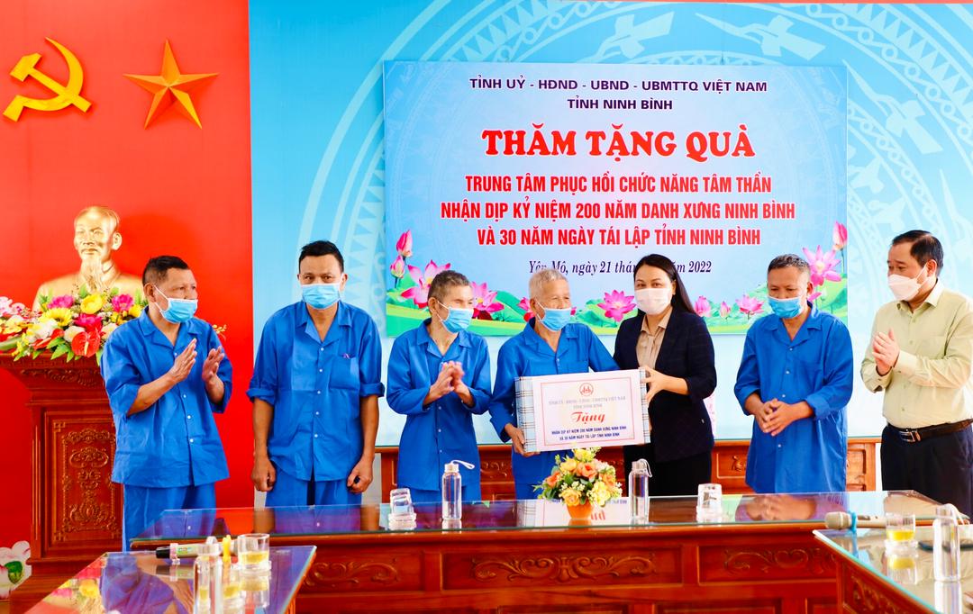 Provincial leaders present gifts to social policy beneficiaries