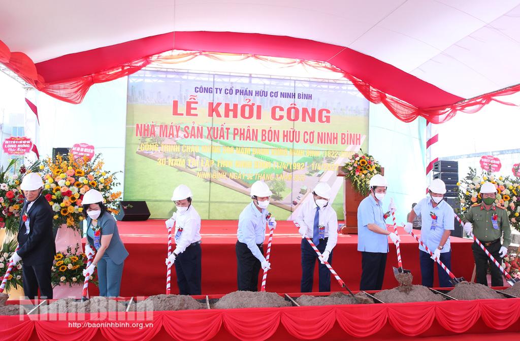 Inauguration, ground-breaking ceremonies of works to celebrate 200th anniversary of Ninh Binh's appellation and 30 years of its re-establishment