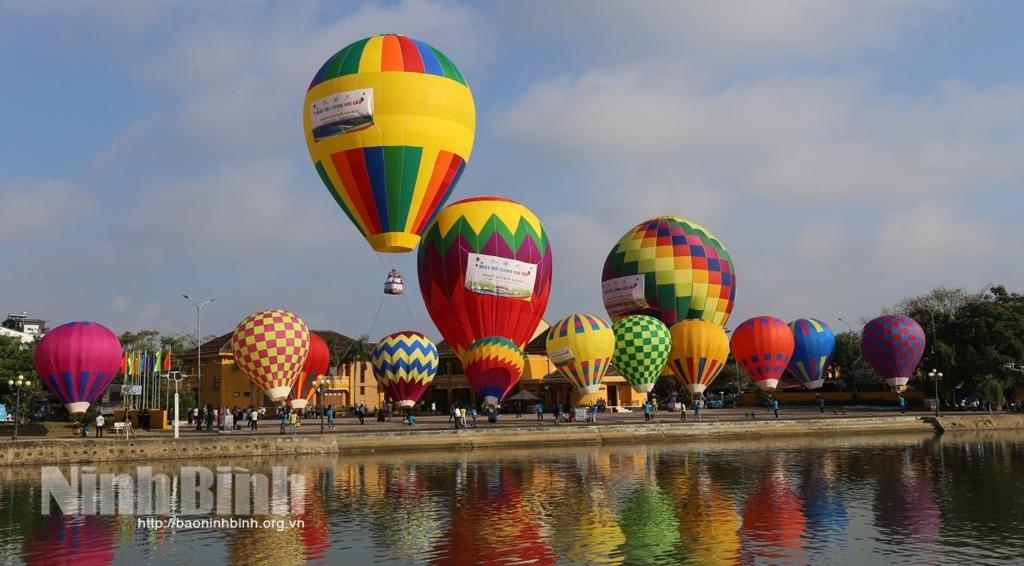 Hot air balloon rides promise tourists a memorable trip to Hoi An