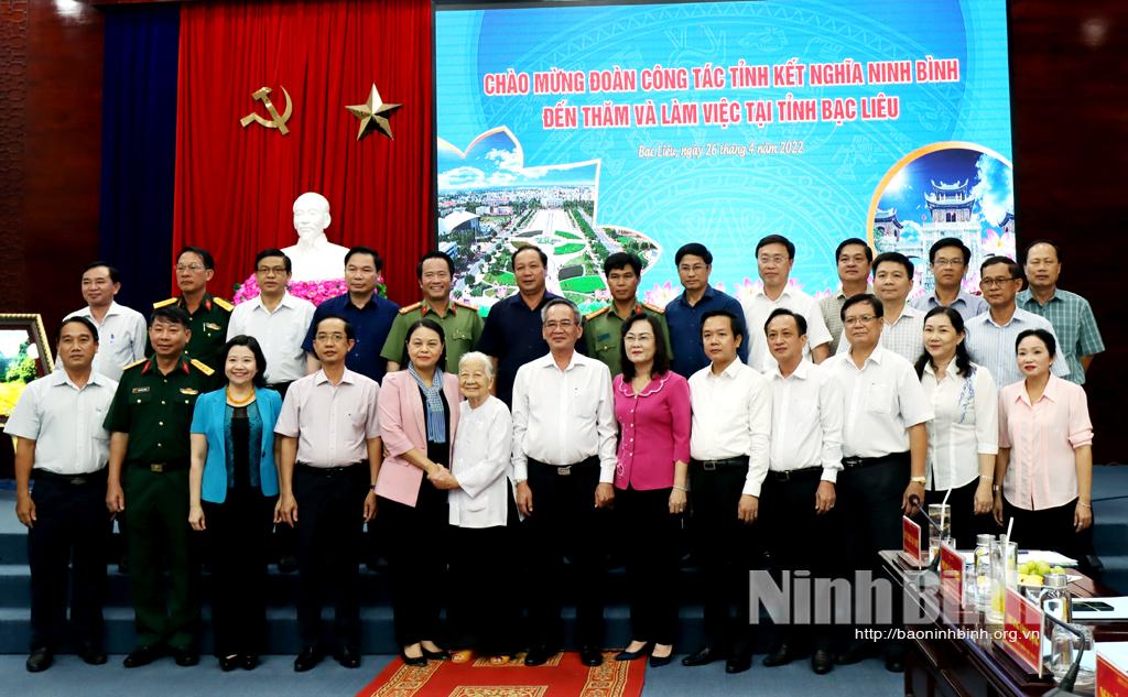 Ninh Binh's delegation pays working visit to Bac Lieu province