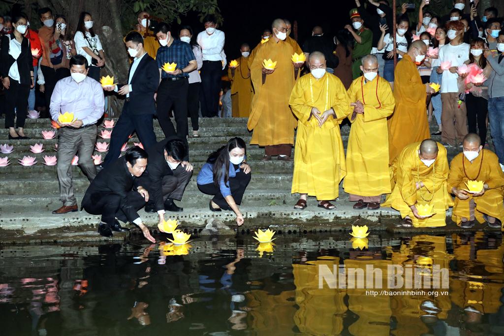 Provincial leaders attend grand prayer for national peace and safe people in Hoa Lu