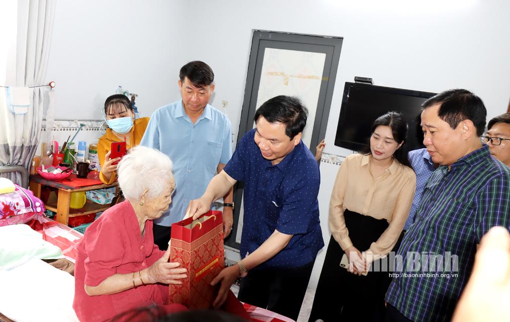 Ninh Binh leaders visit and present gifts to benificiaries in Ca mau province
