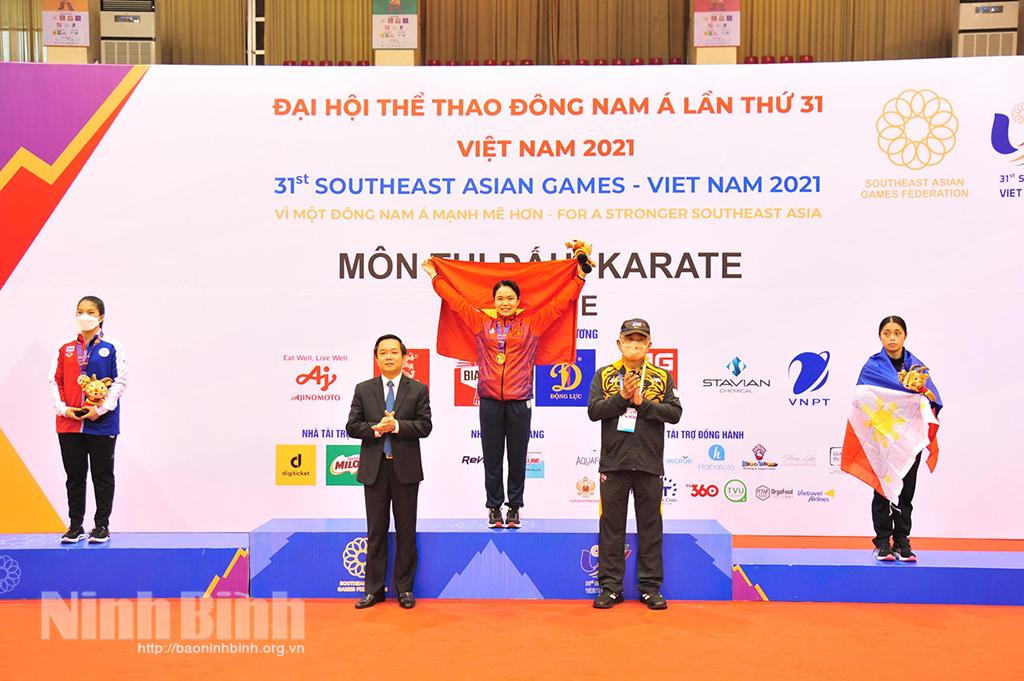 Karatekas secure two golds for Vietnam on first day of competition