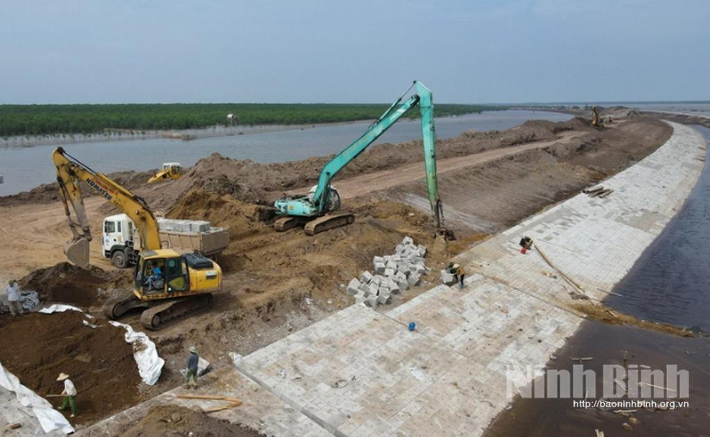 Big sea dyke being built in Kim Son district