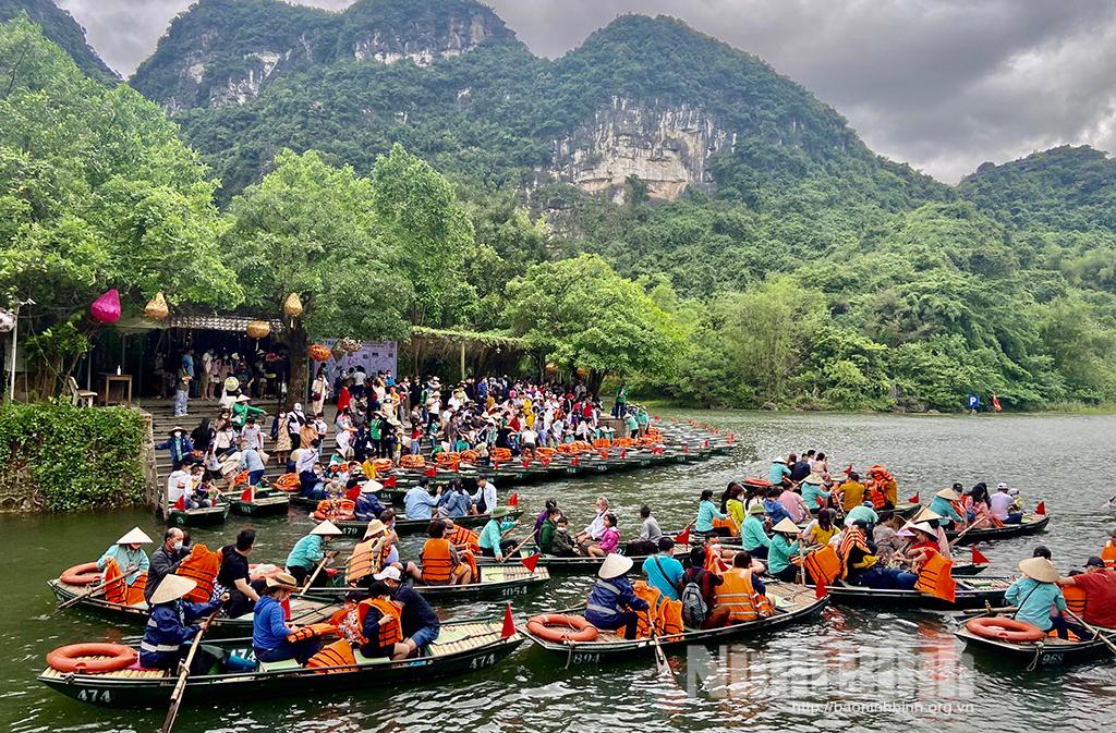 Tourists to Ninh Binh on holiday surge