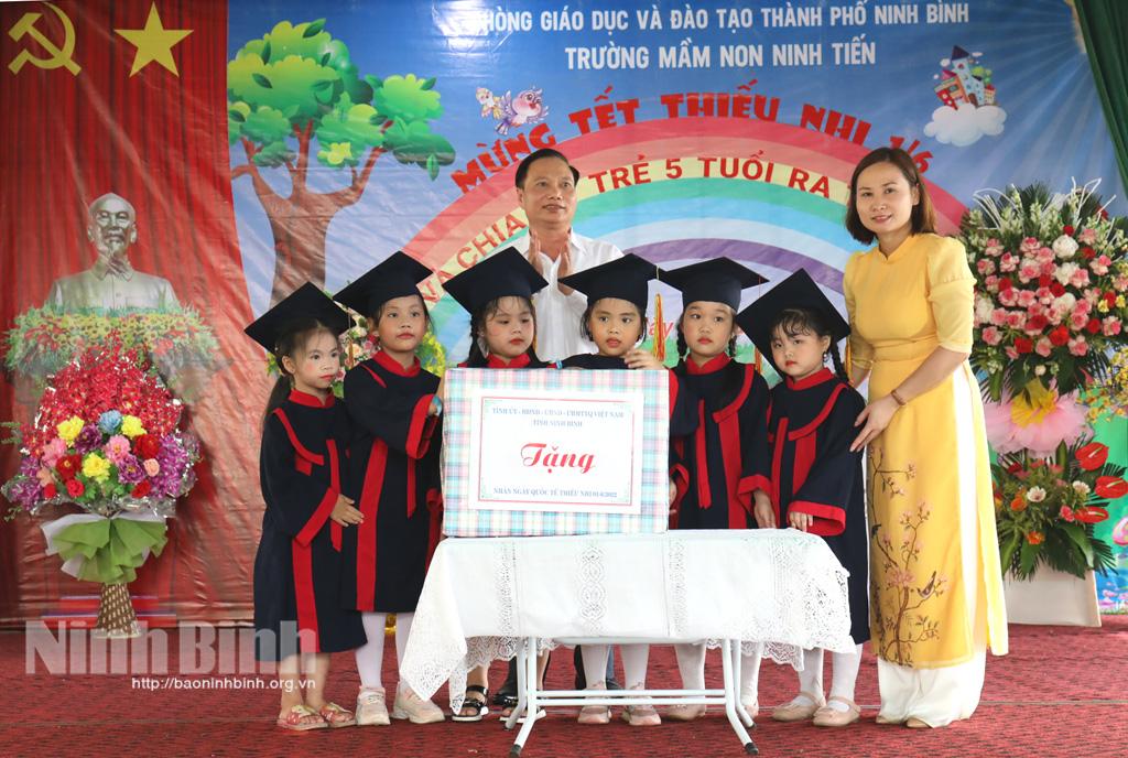 Chairman of Ninh Binh Provincial People's Council presents gifts to children