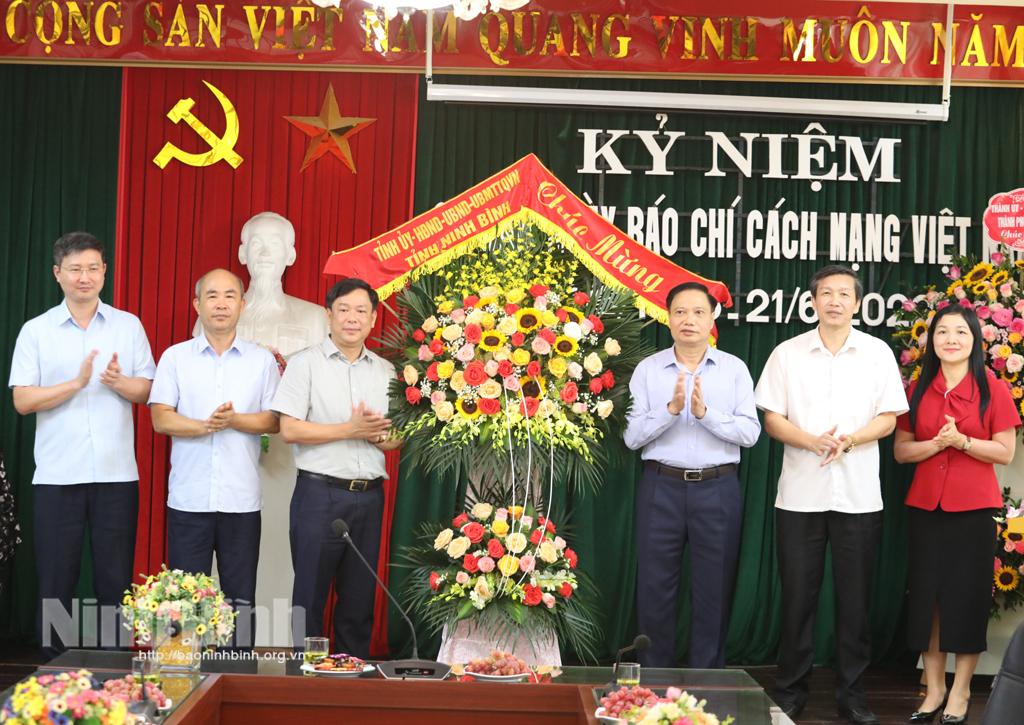 Standing Deputy Secretary of provincial Party Committee congratulates press agencies