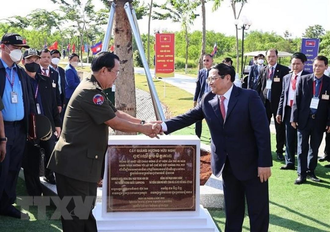 PM Hun Sen in Vietnam for 45th anniversary of search for national salvation