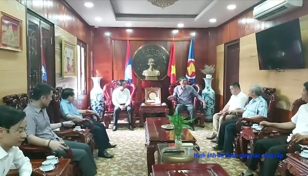 Chairman of Ninh Binh People's Committee visits Vietnamese Consulate General in Laos