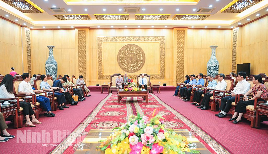 Lao Federation of Trade Unions delegation visits Ninh Binh