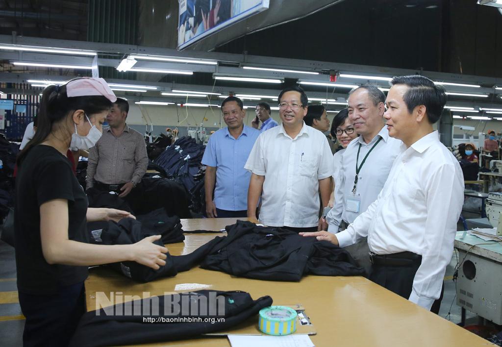 Chairman of provincial People's Committee inspects production and bussiness activities at Khanh Phu IP
