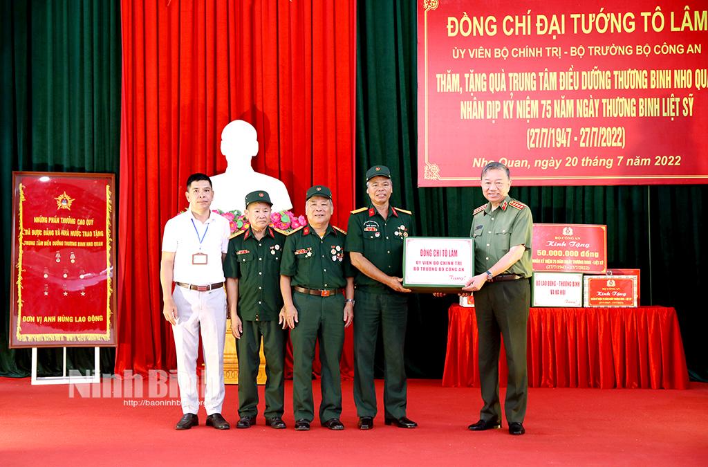Minister of Public Security presents gifts to war invalids in Ninh Binh