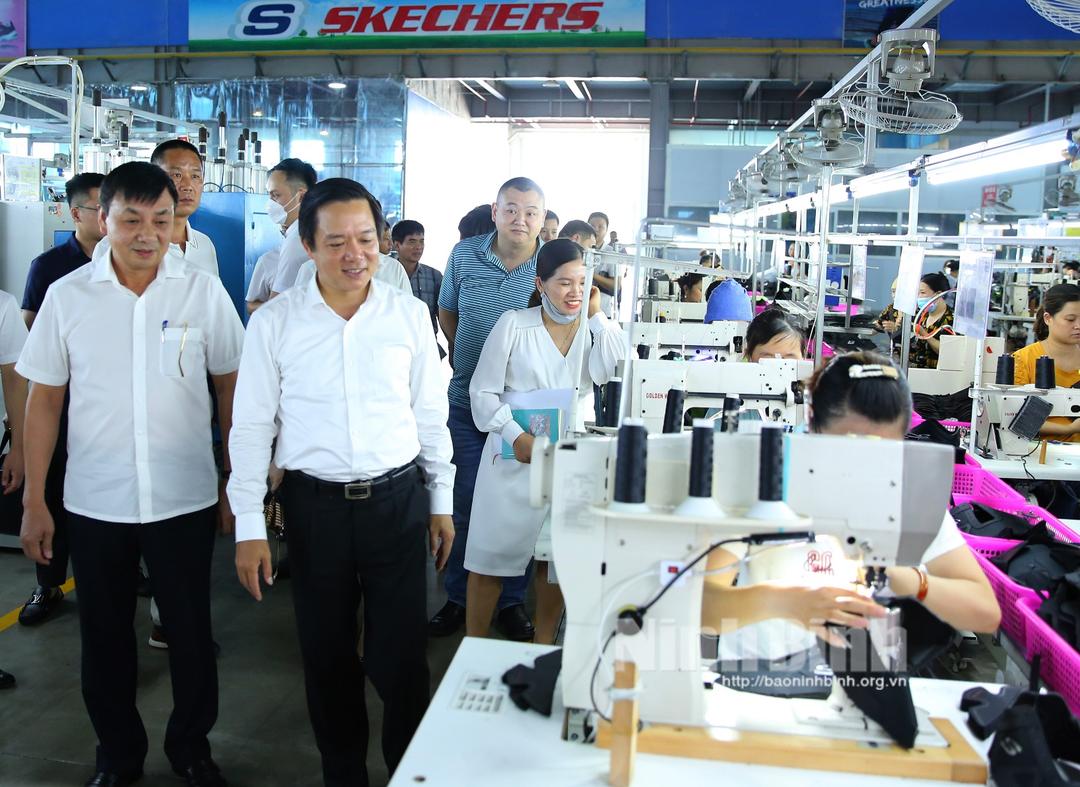 Chairman of provincial People's Committee inspects operations of firms in Gia Van Industrial Cluster