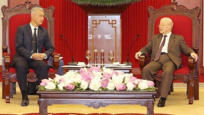 Party General Secretary receives Lao official
