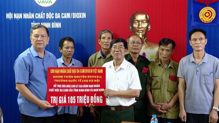 Japanese friends present gifts to AO/dioxin victims in Ninh Binh