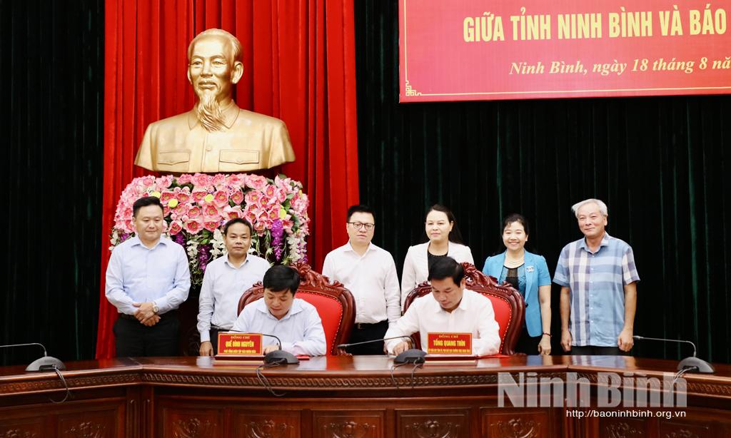 Ninh Binh signs communication cooperation programme with Nhan Dan Newspaper