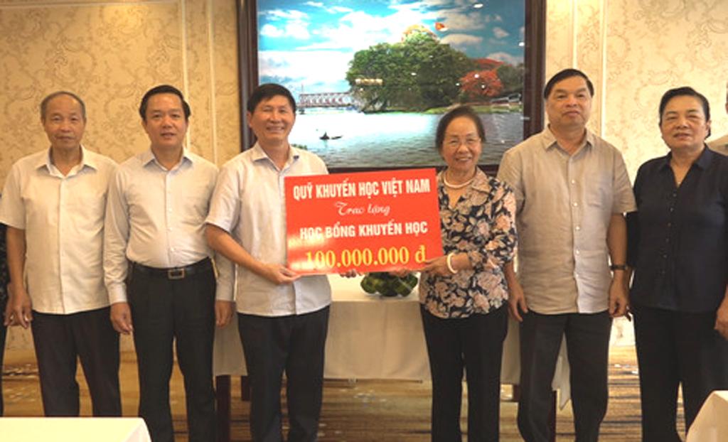 President of Vietnam Association for Promoting Education works with Ninh Binh's leaders