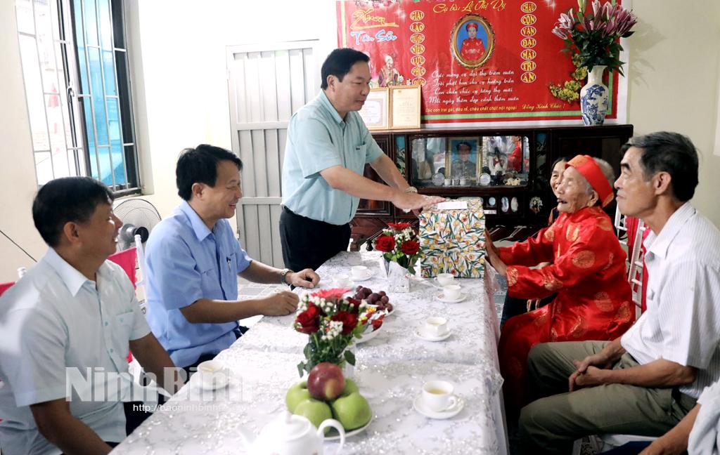 Provincial leaders visit the elderly person