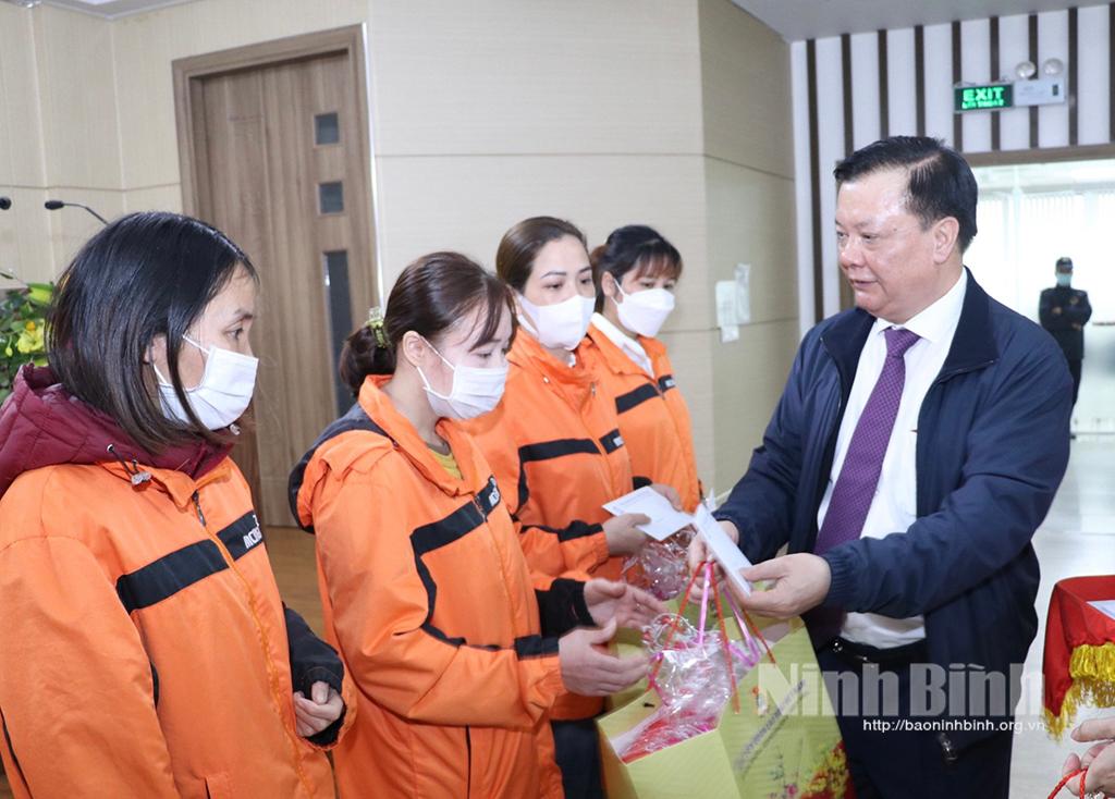 Secretary of Hanoi Party Committee presents Tet gifts to needy people in Ninh Binh