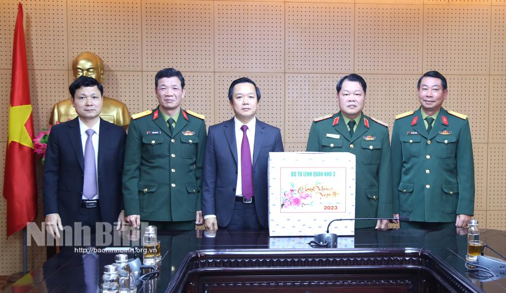 Delegation of Military Region 3 High Command pays pre-Tet visit to Ninh Binh