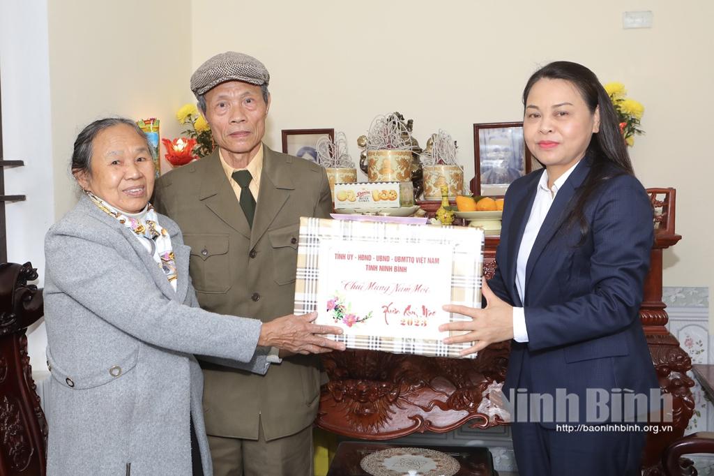Secretary of provincial Party Committee presents Tet gifts to revolutionary contributors, the elderly and poor people
